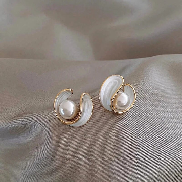 Boucles d'Oreilles en Doré avec Perle et Émail Blanc