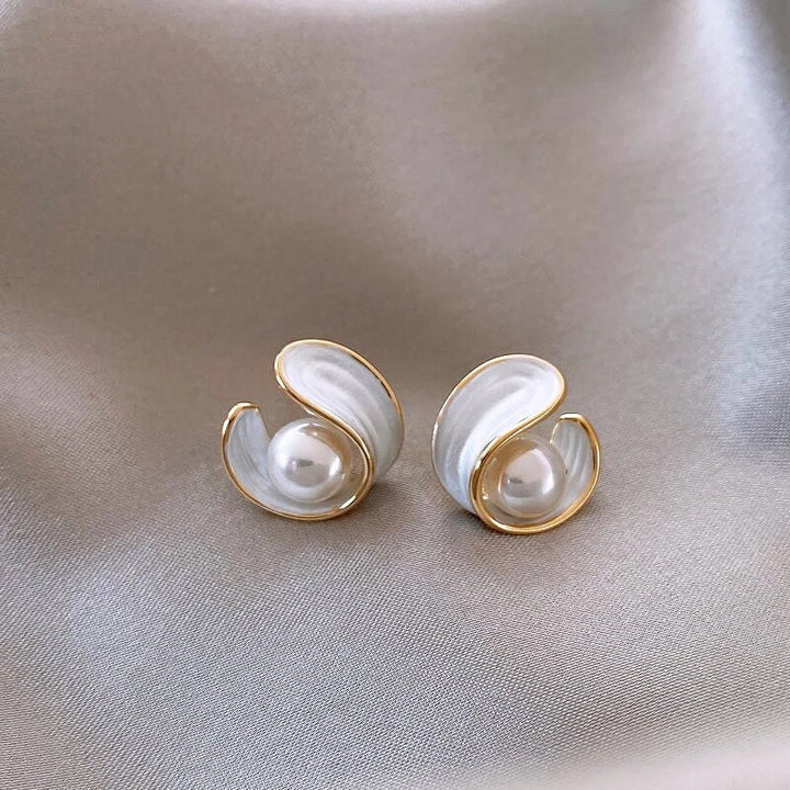Boucles d'Oreilles en Doré avec Perle et Émail Blanc