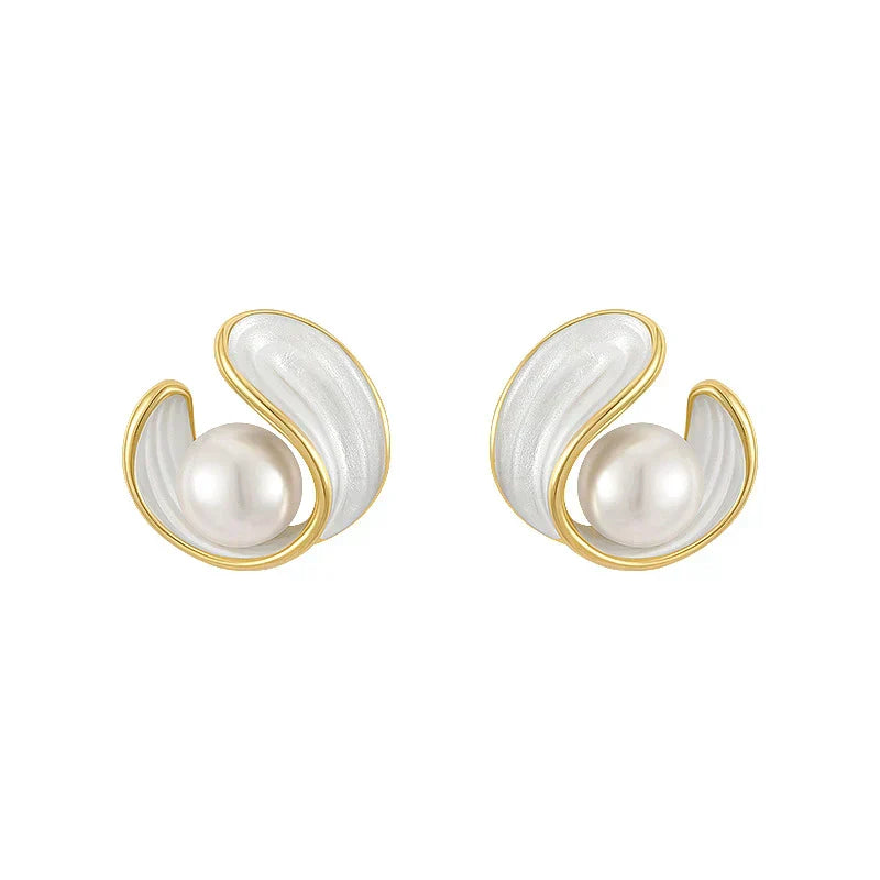Boucles d'Oreilles en Doré avec Perle et Émail Blanc