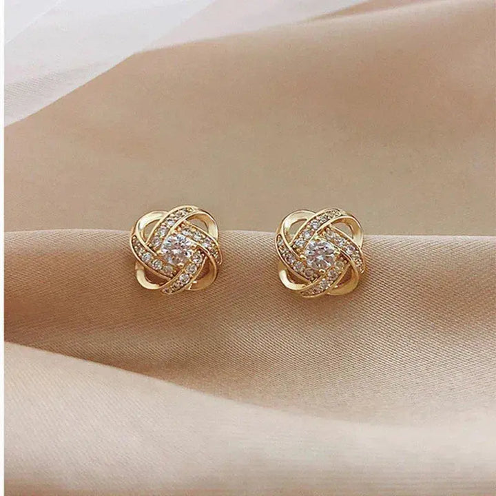 Boucles d'Oreilles Dorées en Spirale avec Fleur et Cristal