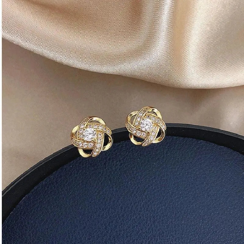 Boucles d'Oreilles Dorées en Spirale avec Fleur et Cristal