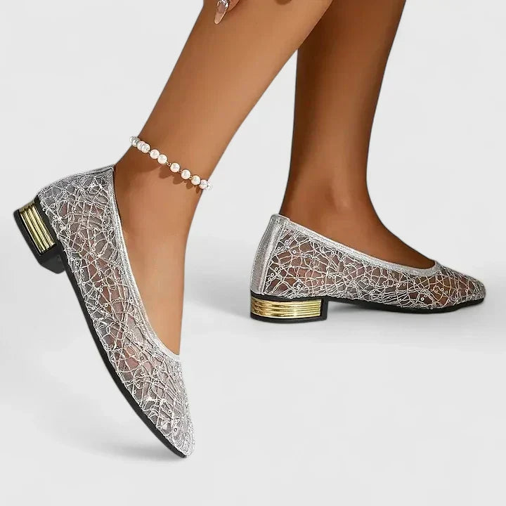 Celeste | Ballerines en Dentelle avec Bout Fin et Détail Doré