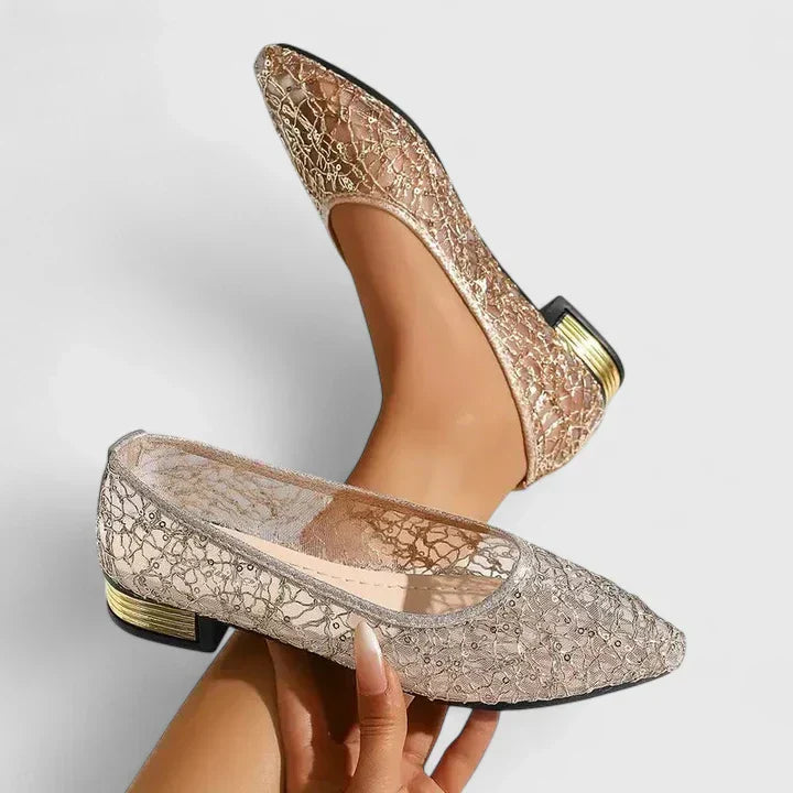 Celeste | Ballerines en Dentelle avec Bout Fin et Détail Doré