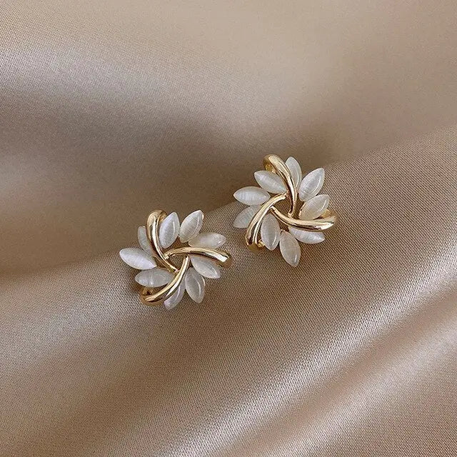 Boucles d'Oreilles à Clou avec Feuille Dorée et Opale Blanche