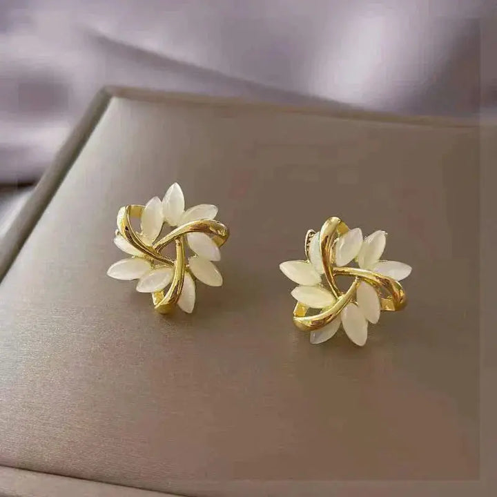 Boucles d'Oreilles à Clou avec Feuille Dorée et Opale Blanche