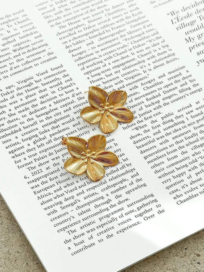 BOUCLES D'OREILLES FLORALES AVEC UN REVÊTEMENT EN OR