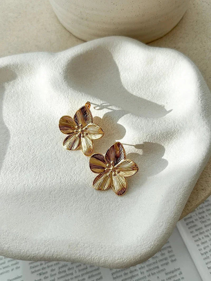 BOUCLES D'OREILLES FLORALES AVEC UN REVÊTEMENT EN OR