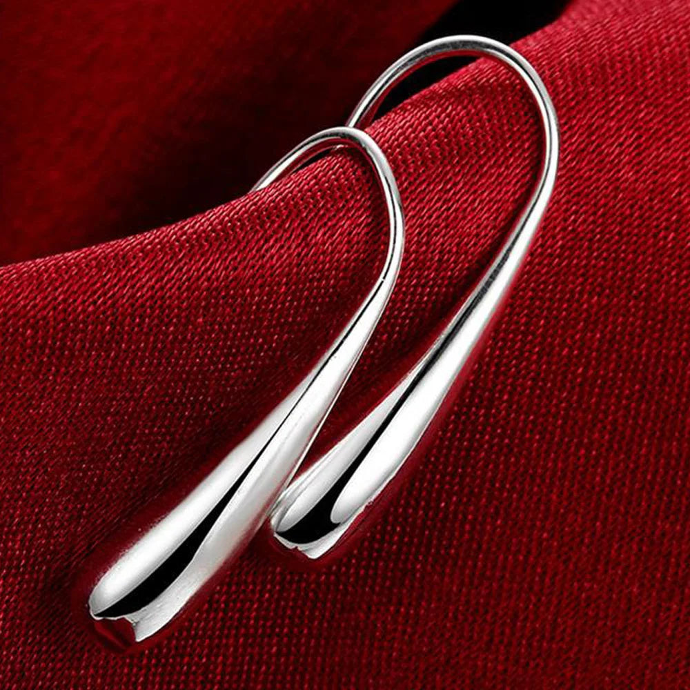 Boucles d'oreilles créoles avec goutte d'eau en argent