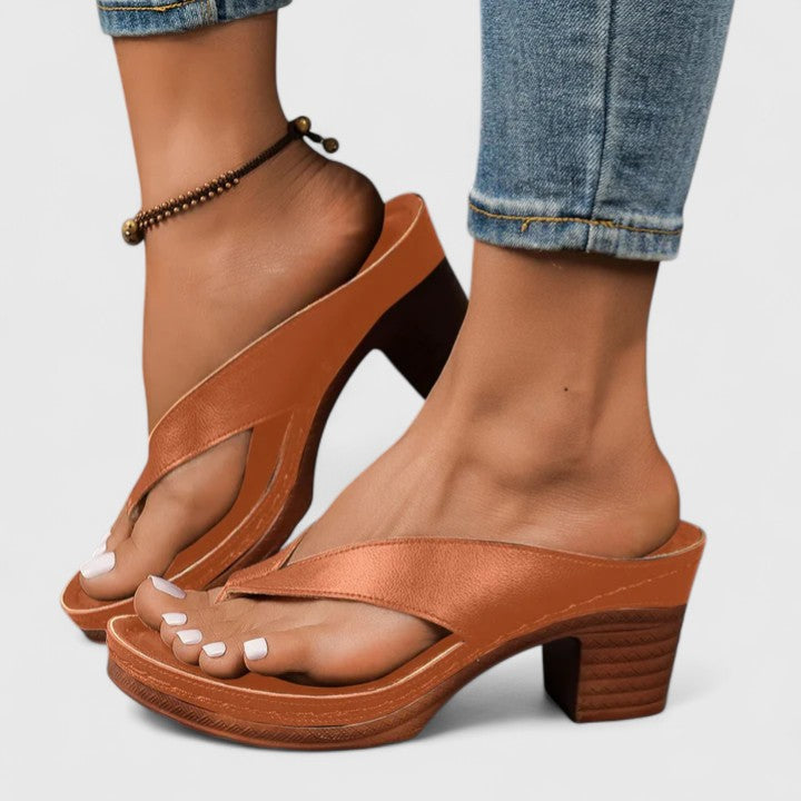 Talia | Sandales à Talon Large avec Tige entre les orteils et Sangle de Cheville