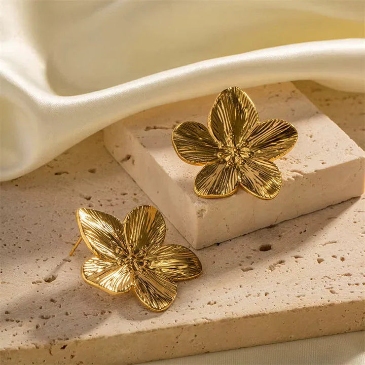 BOUCLES D'OREILLES FLORALES AVEC UN REVÊTEMENT EN OR