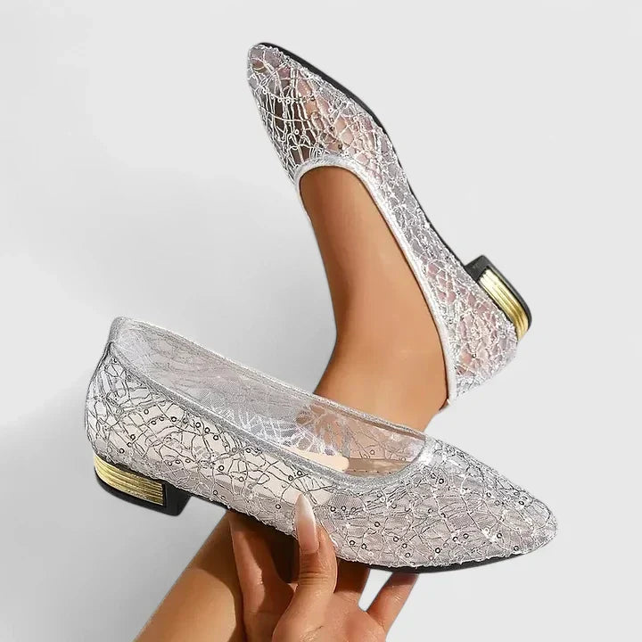 Celeste | Ballerines en Dentelle avec Bout Fin et Détail Doré