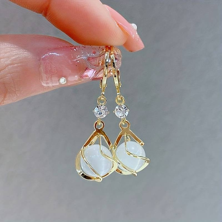 Boucles d'oreilles pendantes en opale blanche avec fil doré